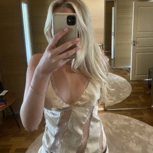 Linne - Ett oanvänt linne men genomskinliga detaljer köpt på Nakd. 