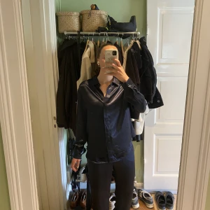 Samsoe Madison shirt - Säljer denna fantastiska oanvända Samsoe Madison shirt i mörkblå satin! Säljer även de matchade byxorna i separat annons. Storlek S men härligt oversize