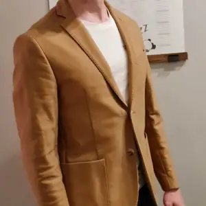 Stylish beige blazer in good condition. Size 46, tailored fit. Great quality cloth with real buttons on sleeves (sign of quality craftsmanship!)