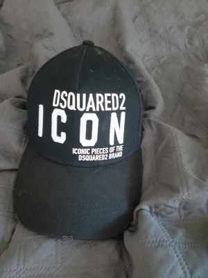Dsquared2 keps - Hej,jag säljer en dsquared2 keps som använd ett fåtal gånger den är i mycket fin skick säljs på grund av att den inte kommer till användning Köpte den för:1699kr säljer den för:850kr går att buda