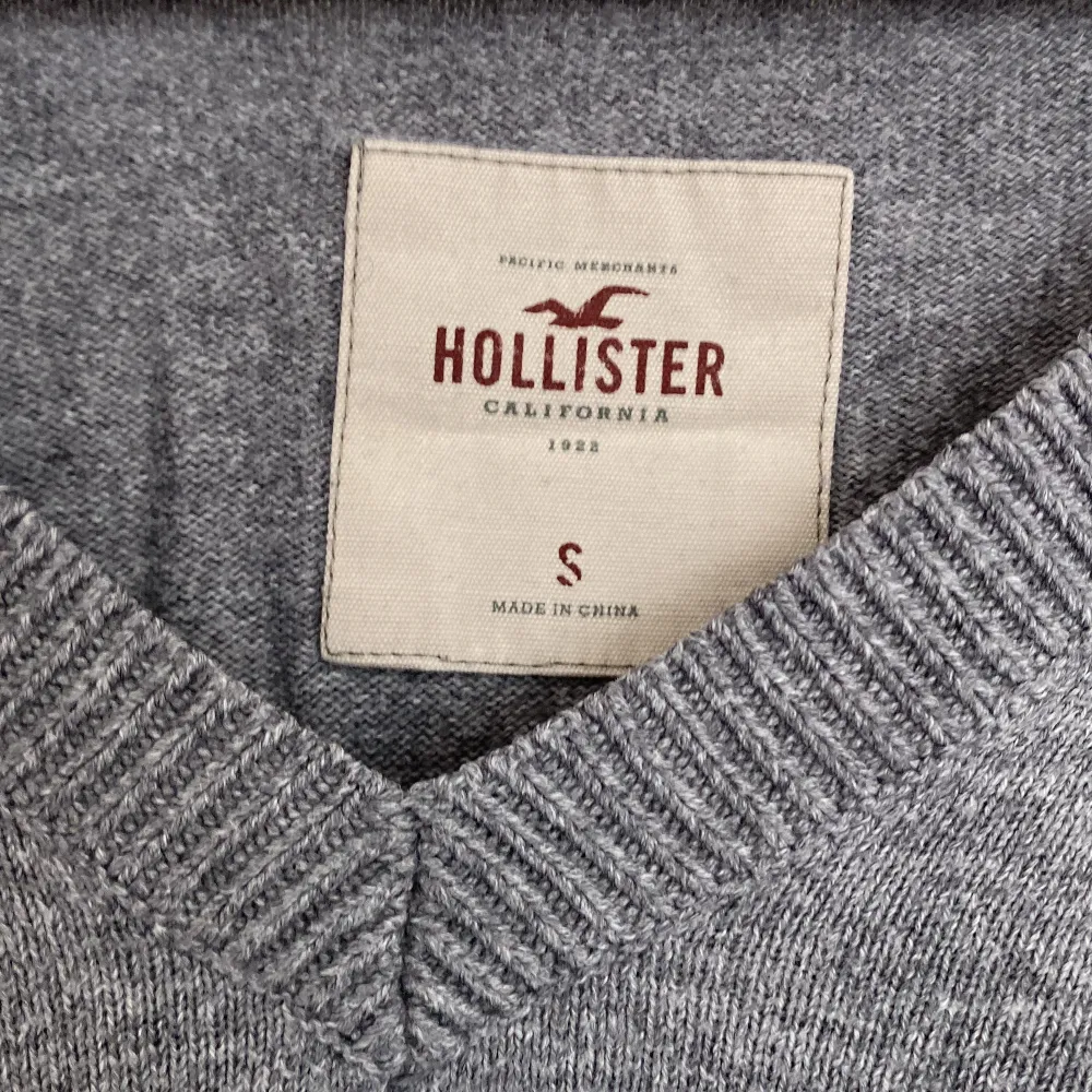 En tunn stickad tröja från hollister. Storlek S men passar även M. Stickat.