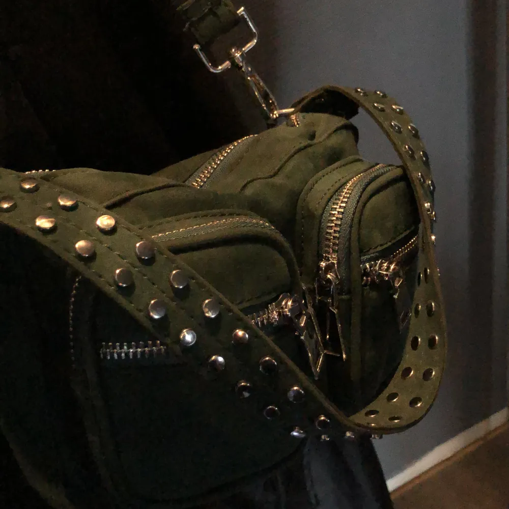 En grön väska med skinande silver detaljer, använd 5-6 gånger utan märken eller skråmor, värd 800.. Väskor.