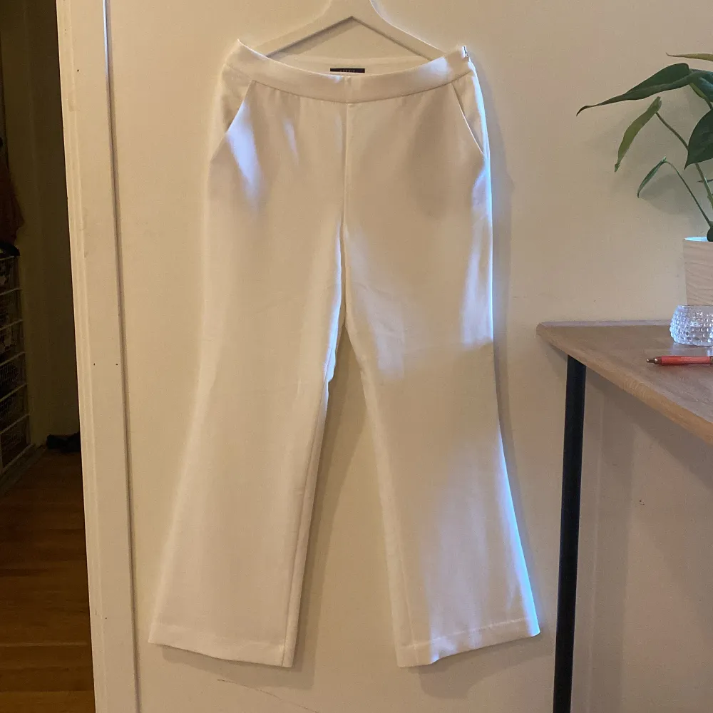 Vita kostymbyxor från Esprit i storlek 40. Använda enbart under studenten i några timmar. Lite genomskinliga men fungerar med beige underkläder under.  . Jeans & Byxor.