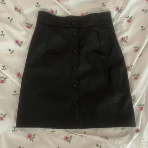 Läderkjol - Supersnygg läderkjol med knappar från H&M i strl 36!💓Mycket bra skick!🫶🏻