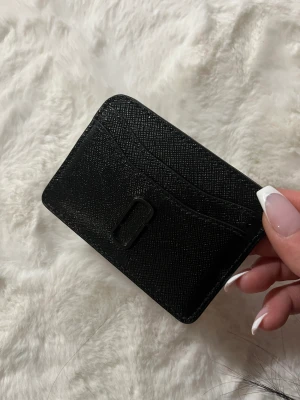 Marc Jacobs korthållare  - Korthållare från Marc Jacobs  Nypris 1099:-   Korthållaren är som ny, inga fel 