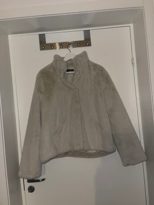 Fuskpälsjack  - Mjuk jacka i fuskpäls som är helt ny & oanvänd! 