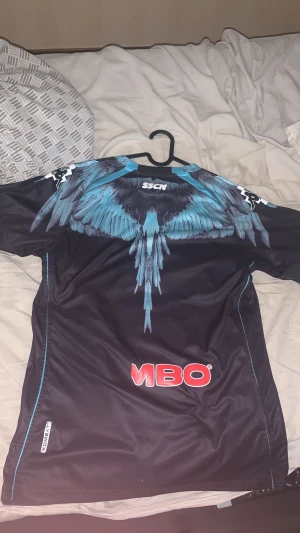 T-shirt Marcelo Burlon - Säljer min Napoli fotbollströja denna modellen är väldigt sällsynt, 2 bokstäver fattas på ryggen har använt den i 1 år.