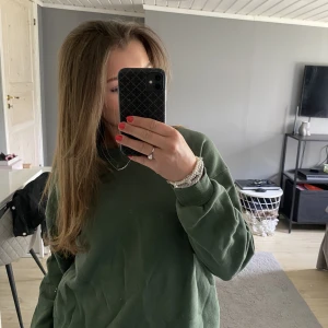 Grön sweatshirt - storlek xs men lite oversized 🪲💚💚