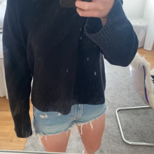 Jeansshorts  - Jättefina trendiga jeansshorts från zara i storlek 36! Jättebra skick då dem bara är använda ett fåtal gånger(köparen står för frakten) nypris 359kr 