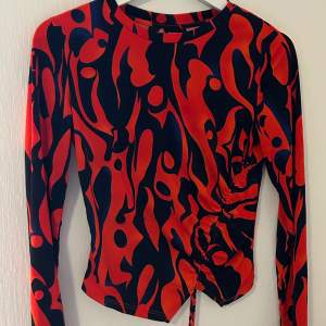 Säljer denna super coola mönstrade långärmade tröjan 