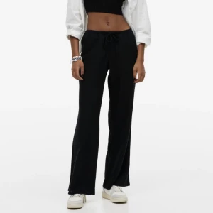 Svarta linnebyxor  - Säljer dessa populära slutsålda linnebyxor ifrån H&M i storlek XS💗 helt nya med alla lappar kvar 