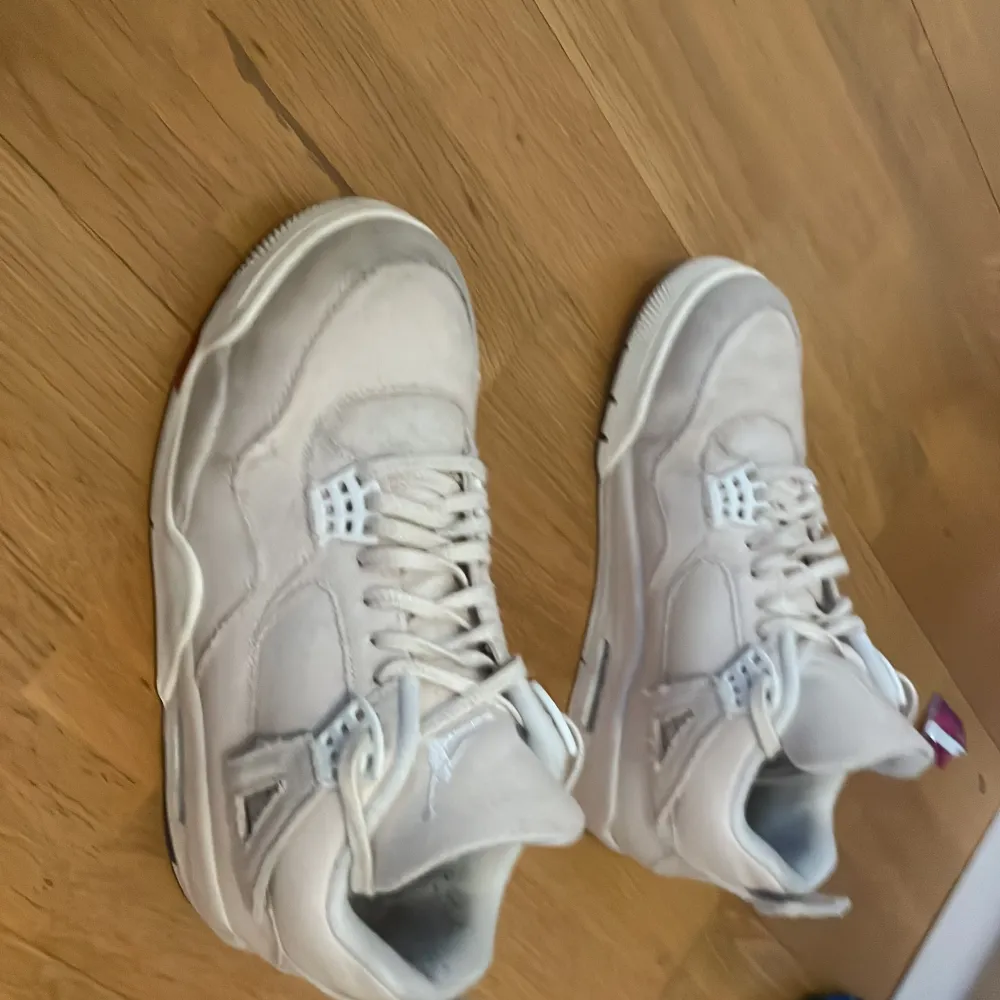 En par snygga Jordan 4, easy to style. Original pris 5000kr nu bara 2000kr kan sänkas vid snabb affär. Skor.