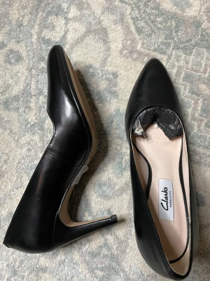 Tidlösa pumps - Helt nya.  Material:läder Stl:36  Märke: Clarks, super sköna och bekväma. 