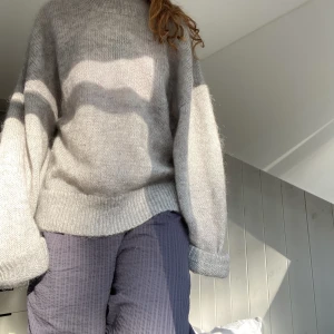 & other stories stickad tröja - Stickad tröja från & other stories! Köpt här på plick men aldrig använd då den inte riktigt passade mig☺️ storlek l men är ganska liten i storlek så passar en m och kanske en s om man vill ha den oversized❣️passar perfa till sena sommarkvällar☀️