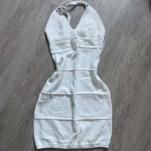 Vit sommar klänning  - Fin sommarklänning stolek M/S Krossad i ryggen