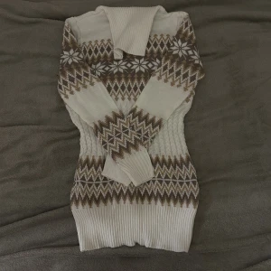 Stickad tunika - Super fin stickad tunika i storlek S.   Otroligt mysig och härlig, perfekt för mörkare tider. Helt oanvänd, säljer pga för stor storlek!