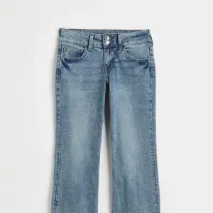 Säljer min kompis populära slutsålda jeansen från Hm, dom har knappar på fickorna. Budgivning om många är intresserade 