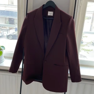 Brun blazer  - Brun blazer. Figursydd. Endast använd en gång. 
