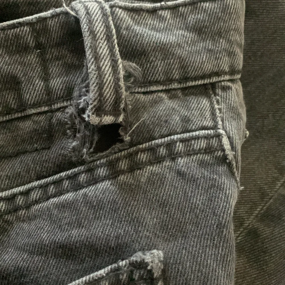 Mid waist jeans från zara i storlek 42. Passar mig perfekt som är 172. Har ett litet hål men går att sy ihop lätt.. Jeans & Byxor.