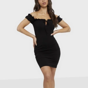 Svart klänning med knyt i bysten - Superfin och helt oanvänd, säljer pga för liten. 