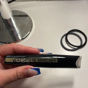 Mascara  - Köpte denna mascaran och har bara testat den en gång men tyckte den var lite klumpig för mig så ja säljer den!😇