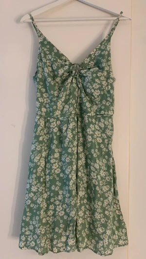 Blommig klänning  - Jättefin klänning köpt för några år sedan, men som har blivit för liten över brösten för mig.  Sparsamt använd och fint skick!😊 Köparen står för frakt! XS men passar mig (förutom över brösten) som oftast har M😊