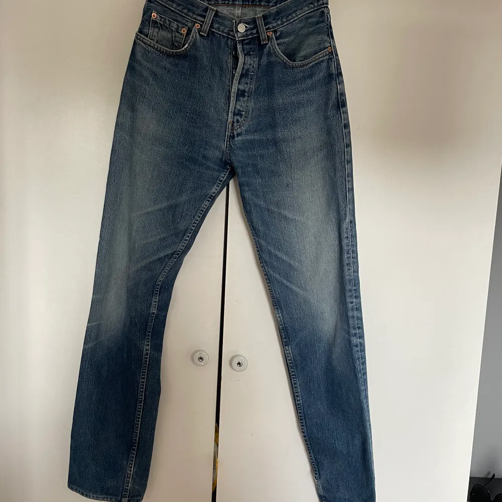Super snygga Levis jeans! Modell 508 Storlek W32 L36 Väldigt bra skick!! Hittar inget att anmärka på förutom lite slitna på ena bakfickan. Men en snygg slitning skulle jag säga!  Köper man och vill betal via swish är det 350kr ink spårbar frakt.  . Jeans & Byxor.