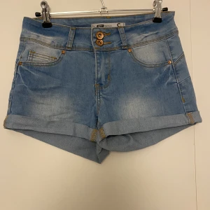 Jeans shorts  - Använda men är i bra skick. Säljer dem pga att dem inte passar längre. De är köpta på New Yorker som ofta är små i sina storlekar och passar nog därför även en som har XS i andra butiker. 