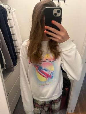 Vit tjocktröja  - Säljer min vita fina tjocktröja från hm. Så fin nu på sommaren med dom olika fina färgerna. Använd 2 gånger. Skönt material inuti. 