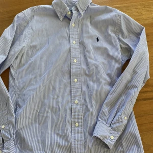 Ralph lauren - Säljer av min randiga sommarskjorta från Ralph lauren, aldrig använd därav i nyskick. Ganska stor i storleken, passar definitivt medium