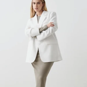 Vit blazer - Blazer från Gina tricot! Aldrig använd endast provad 🥰sitter lite oversized på mig som vanligtvis är en s-m