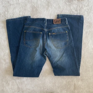 Lee jeans  - Innerbenslängd: 78cm modellen: 169 cm lång💙