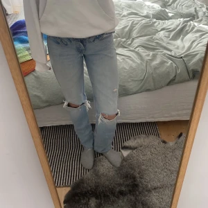 Ljusblå jeans - Superfina ljusblå jeans med hål i från zara. Inga defekter passar till allt🥰