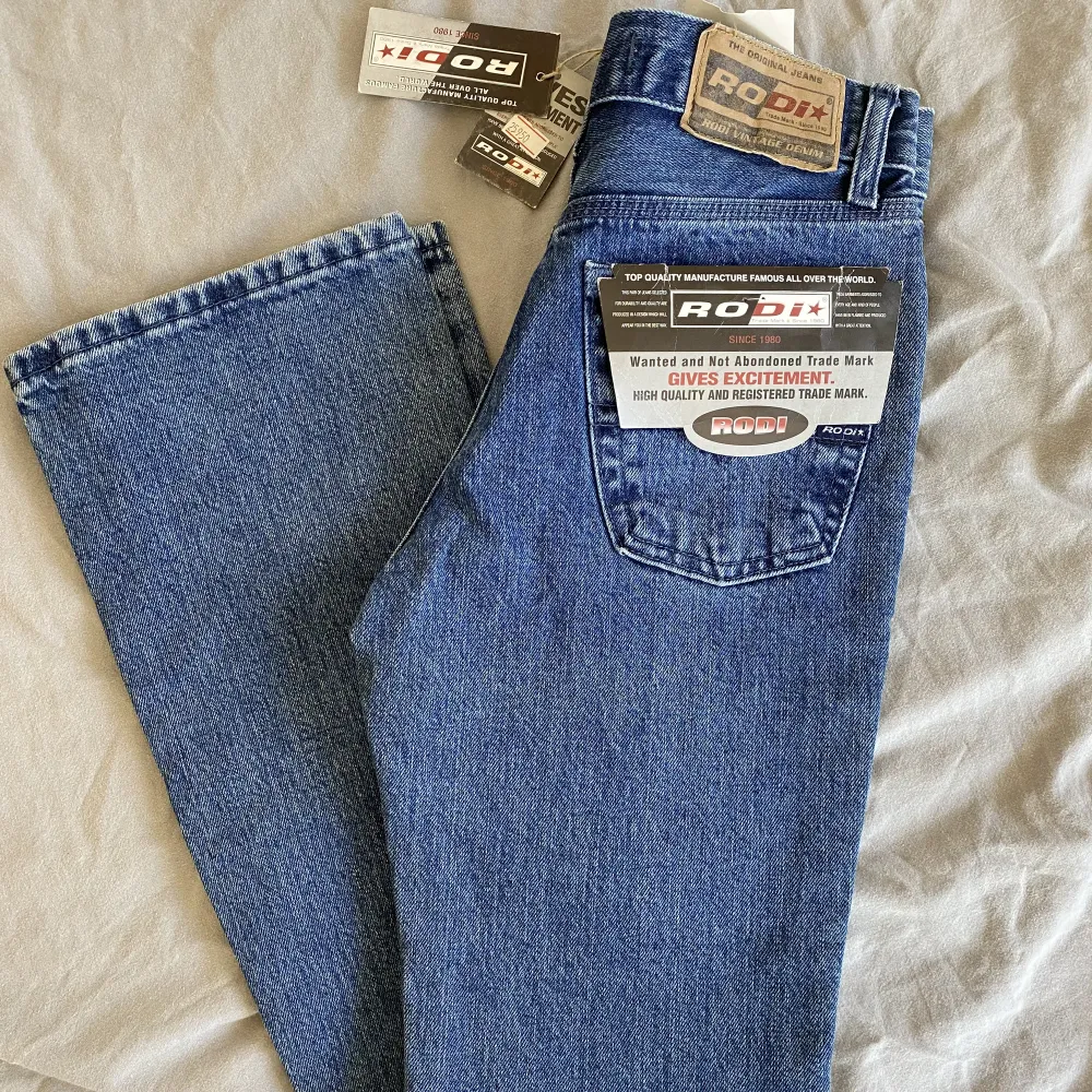 Nypris: 2590kr. Köparen betalar frakt, kan även mötas upp💕 . Jeans & Byxor.