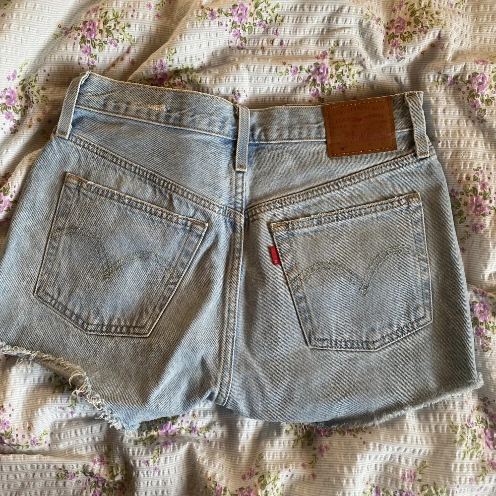 Superfina shorts från levi’s. Tyvärr för små på mig därav säljer jag de. Annars i fint skick, endast provade. Pris går att diskutera. Shorts.