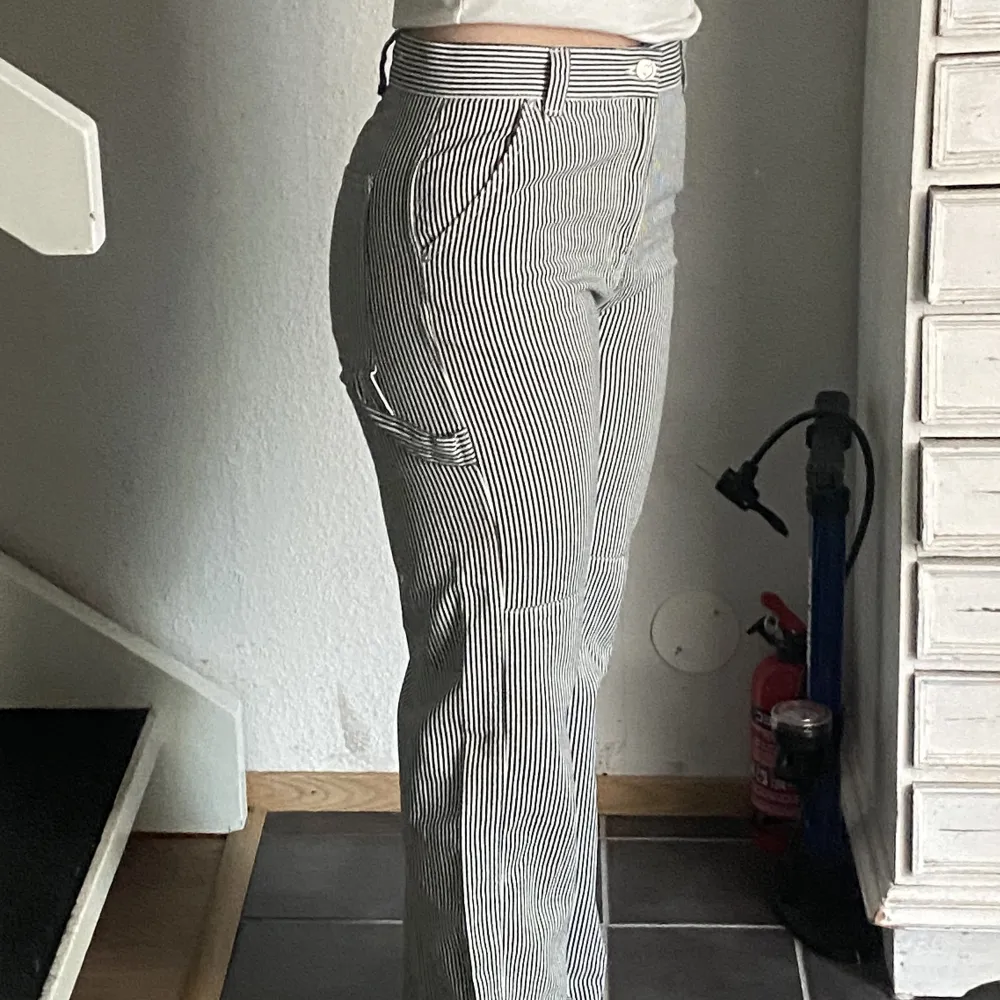 Randiga cargo byxor jag köpte förra året men dom sitter inte riktigt som jag tänkt så har nog använt dom en gång kanske, alltså i väldigt bra skick💕 från mango storlek 36!. Jeans & Byxor.