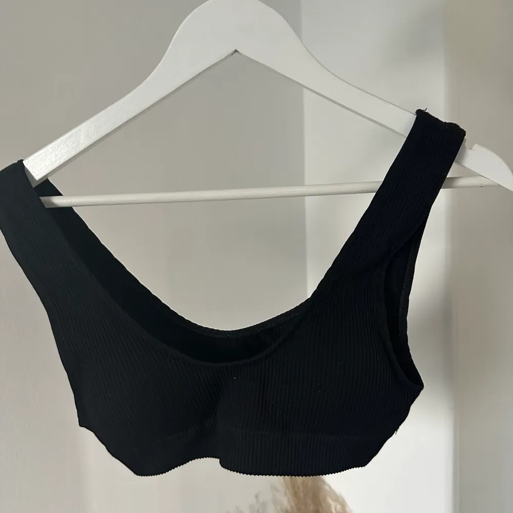 Säljer en svart ribbad bikini! Mid waist, A/B kupa🖤 Använd 2 gånger! Passar XS/S/M. Övrigt.