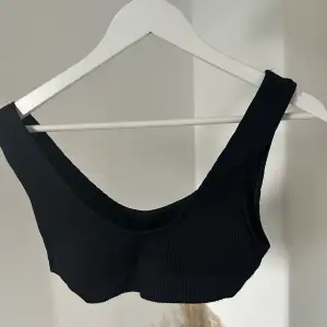 Säljer en svart ribbad bikini! Mid waist, A/B kupa🖤 Använd 2 gånger! Passar XS/S/M