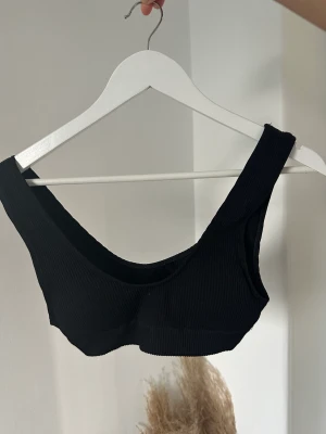 En svart bikini🖤 - Säljer en svart ribbad bikini! Mid waist, A/B kupa🖤 Använd 2 gånger! Passar XS/S/M