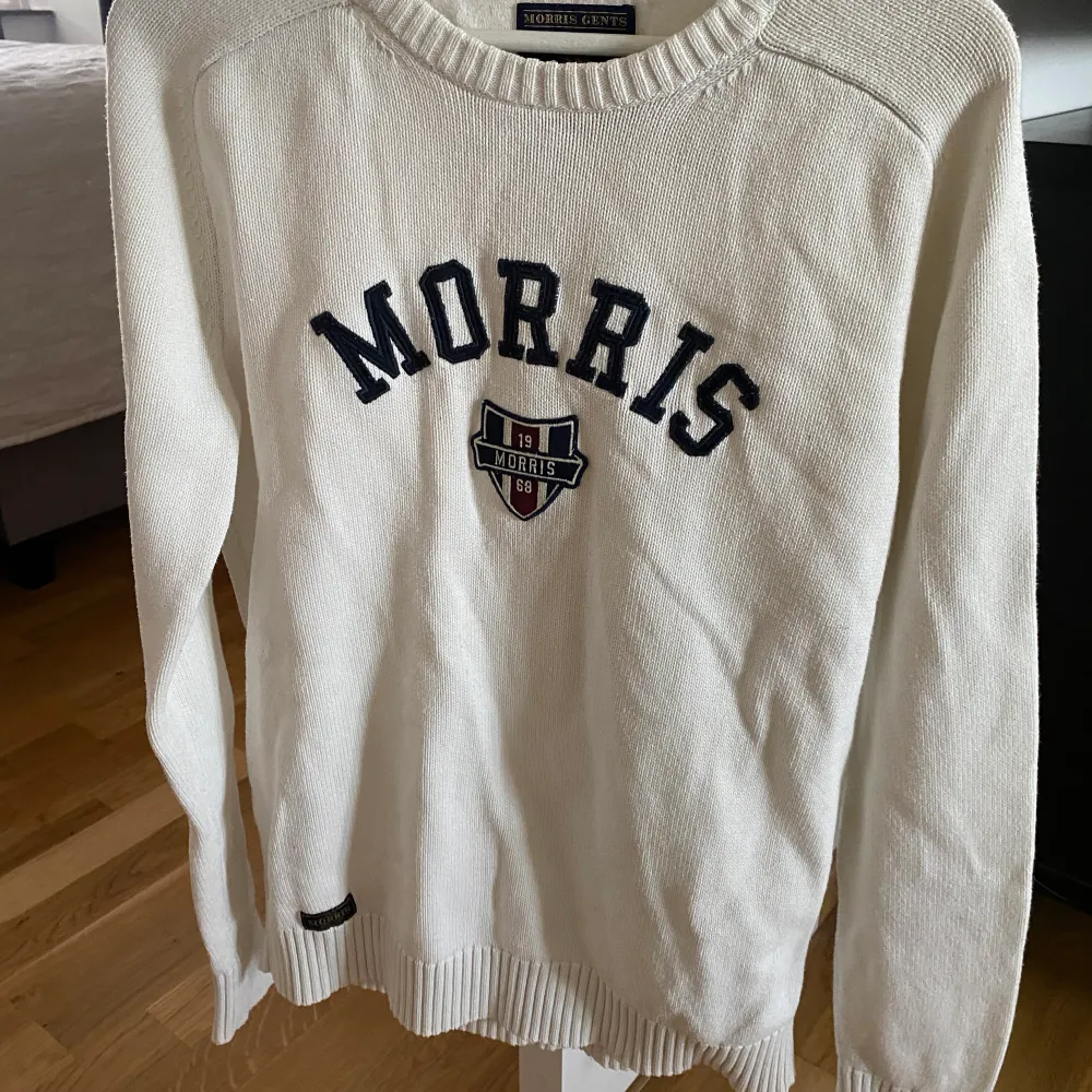 Äkta Morris tröja som legat i garderoben ett bra tag. Säljes då den inte kommer till användning och är för liten!. Hoodies.