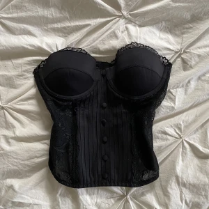 Korsett - fin svart korsetttopp med spets detaljer köpte här på plick men passade ej, 80 A kupa men större funkar definitivt 