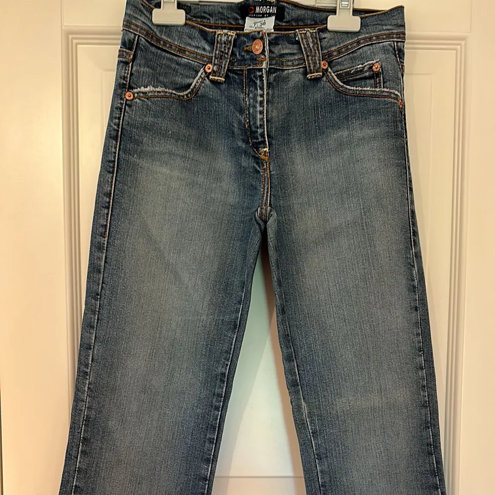 Jätte fina lågmidjade/midwaist jeans från Morgan i storlek 38. De är i väldigt bra skick. . Jeans & Byxor.