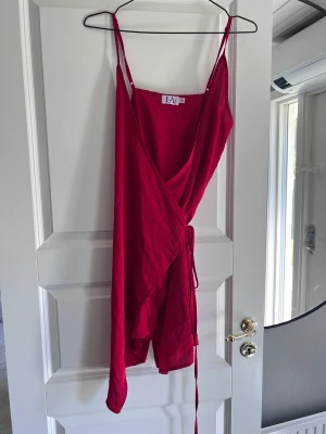 Klänning linn ahlborg - Klänning från Linn Ahlborg, använd en gång