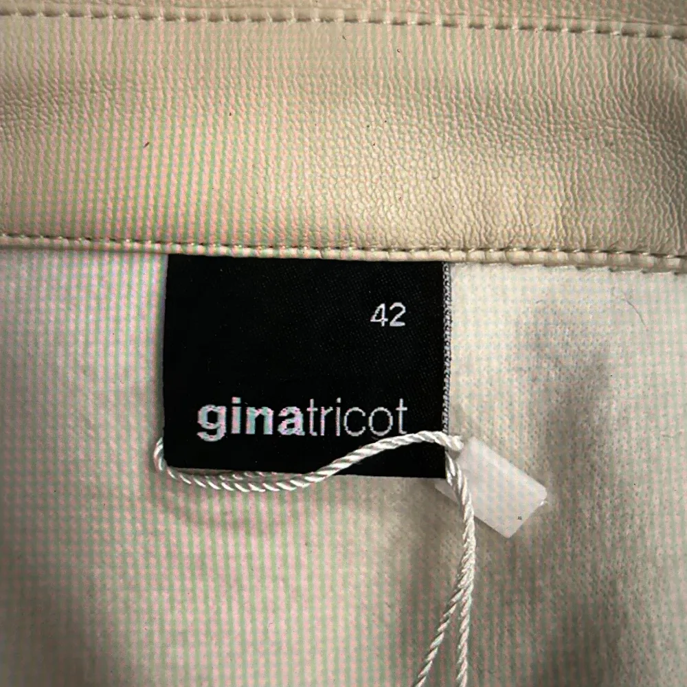 Härlig och snygg skinn jacka från Gina Tricot i storlek 42, den är oversized och sitter snyggt. Aldrig använd! Kan även mötas upp i Stockholm . Jackor.