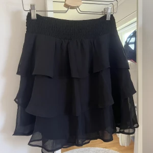 volangkjol svart - säljer min volangkjol från gina tricot💓längden är mini och sparsamt använd utan några defekter!