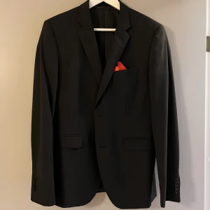 Bläck kostym kavaj  - Kostym kavaj från bläck. Köpt på MQ. Storlek 46. Svart.  Bra skick bara använd 1 gång.  Finns i Karlstad eller Stockholm.