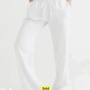 Linnebyxor hm - Populära vita lågmidjade linnebyxor från h&m i bra skick. Frakt ingår i priset.💕