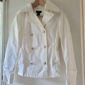 Gant Jacka vit stl.S - Snygg somrig vit jacka, Gant Stl.S. Obetydligt använd, välhållen, inga fel. Intressekoll.