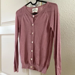 Glittrig kofta - Glittrig kofta från MADS NØRGAARD i stolek xs🌷100 kr + frakt