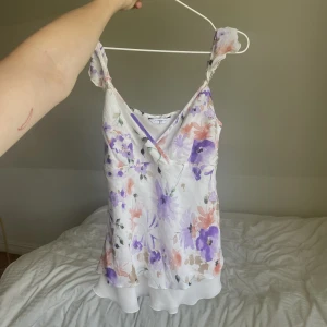 Volangtopp - Storlek S/M, volanger på ärmarna. Blommigt. 